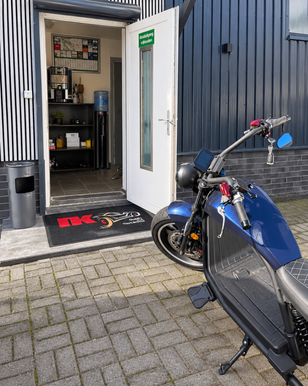 Eingang zum Innenwartebereich mit Kaffeeangebot